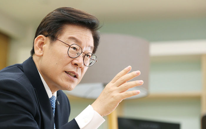 [한국갤럽] 李 대통령 국정지지율 54%…외교·민생엔 긍정, 대중정책·부동산엔 불만